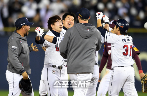 [포토]두산, 박건우의 안타로 한국시리즈 이틀 연속 끝내기 승