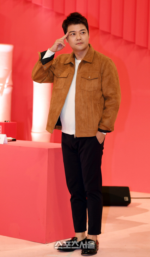 [포토] 전현무 '인사도 전현무스럽게'