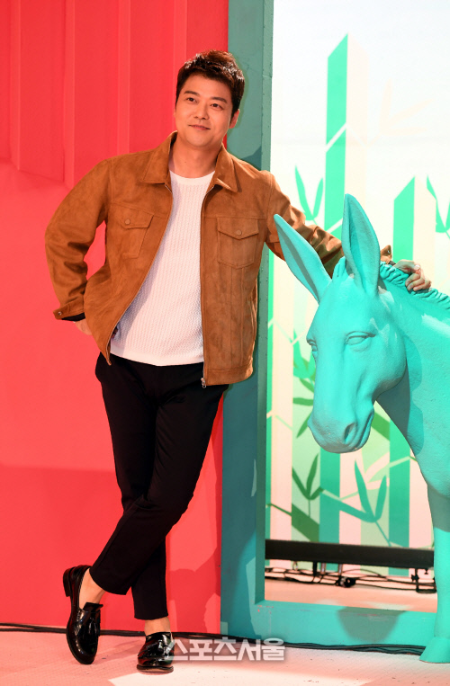 [포토] 전현무, 허세 가득 담고 당나귀와 포즈