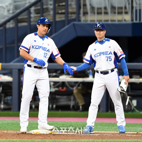 [포토]황재균의 적시타로 선취점 뽑아내는 대표팀