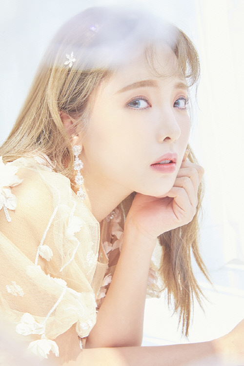 홍진영, 국무총리 표창장 받았다…장애인 위한 생활체육 기부·봉사 참여