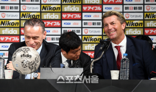 [포토]벨 감독의 한국어 인사에 미소짓는 벤투 감독