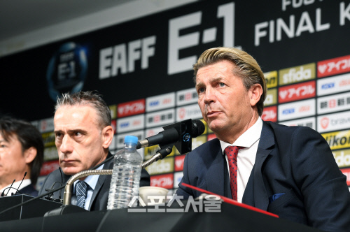 [포토]콜린 벨 여자축구대표팀 감독, 북한 불참에 한국어로 '문제없어요!'