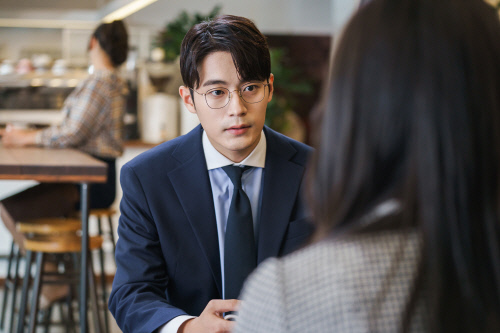 '청일전자 미쓰리' 차서원, 비밀회동 포착! 그상대는? '궁금증 유발러'등극