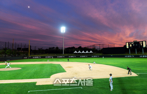 [포토] 불타는 노을 속 서머리그, 야구는 뜨겁다!