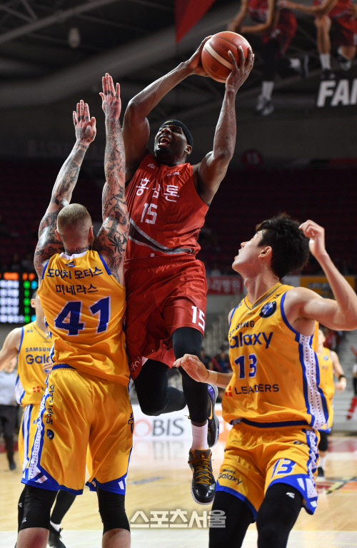 힘겨운 레이업슛 브라운[포토]