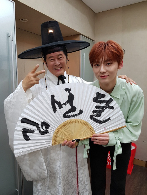 태진아, '김선달'로 음악방송 컴백…뉴이스트와 다정한 인증샷