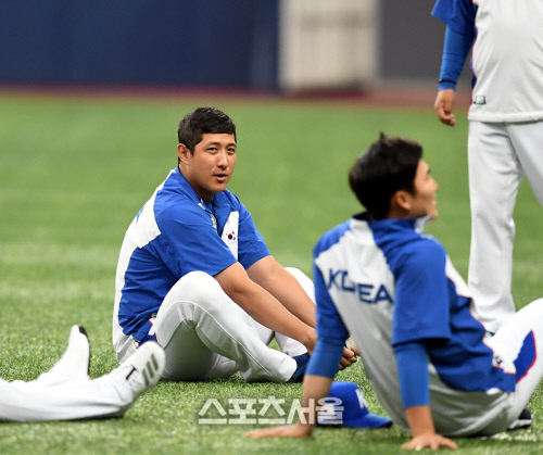 [포토] 황재균 '스트레칭부터'