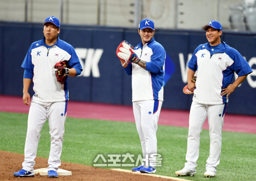 [포토] 수비 훈련하는 김현수-박병호-황재균