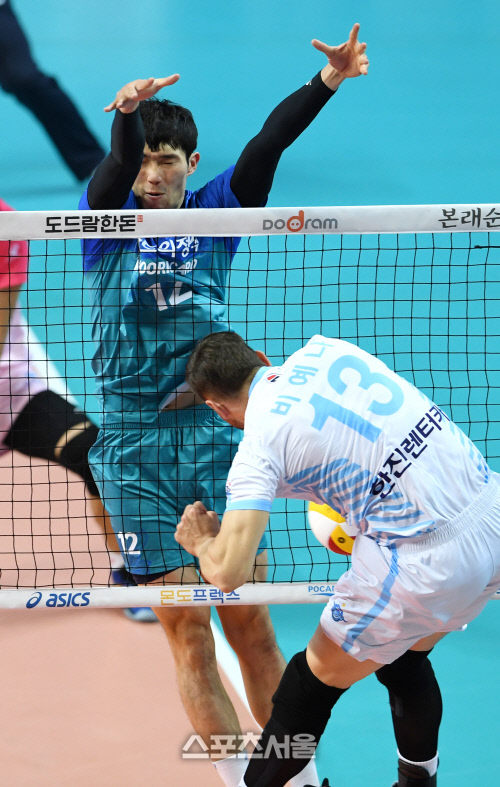 [포토]황경민에 막힌 피예나의 공격(우리카드-대한항공)