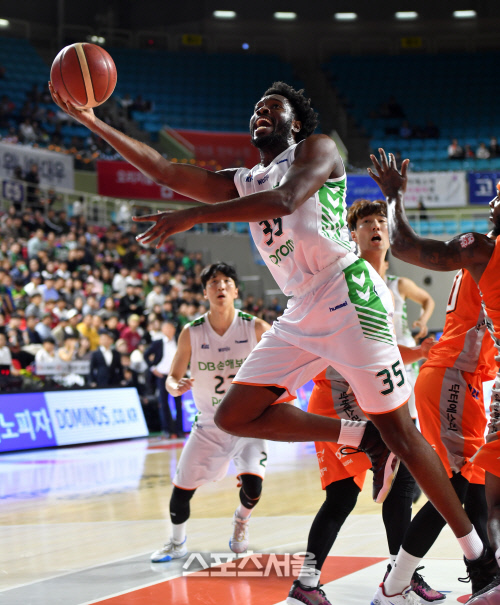 할로웨이 따돌리는 오누아쿠[포토]