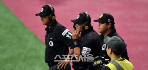 7회초 비디오판독하는 전일수, 박종철 심판[포토]