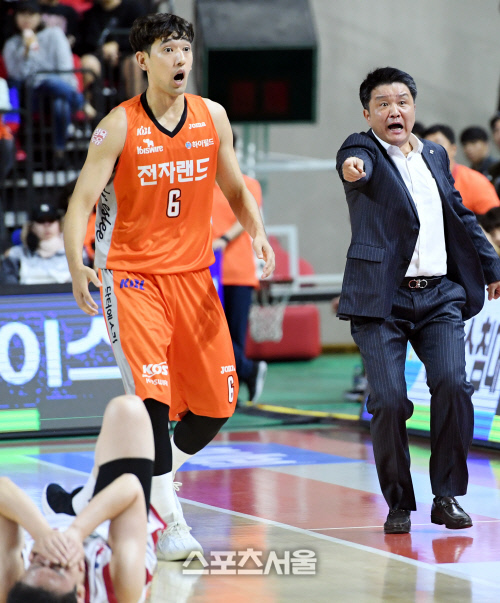 [포토] 전자랜드 유도훈 감독, 우리 파울 아니야~