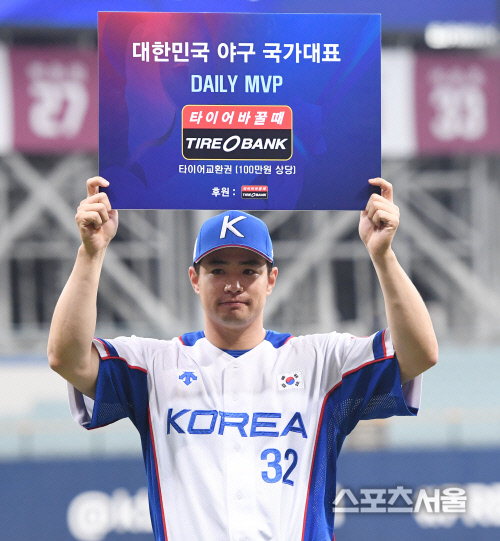 [포토] 김재환, 투런 홈런으로... 평가전 수훈선후!