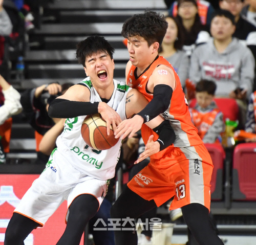 강상재 수비에 악소리 내는 김종규[포토]