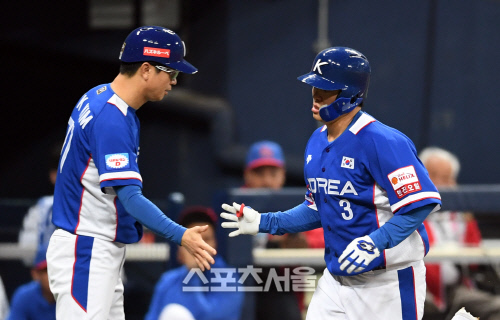 [포토]민병헌, 푸에르토리코 평가전 솔로 홈런