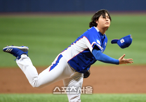 [포토]조상우, 공은 던지고 모자는 받고!