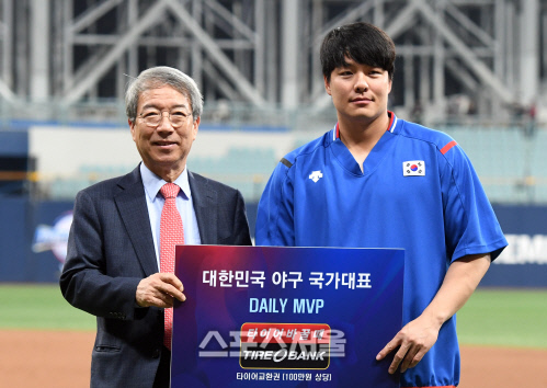 [포토]야구대표팀 민병헌, 푸에르토리코와의 2차 평가전 MVP