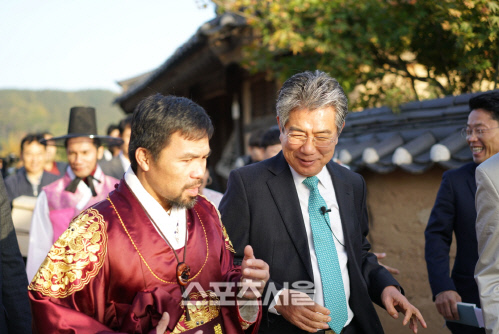 김성조사장이 하회마을을 설명하고 있다