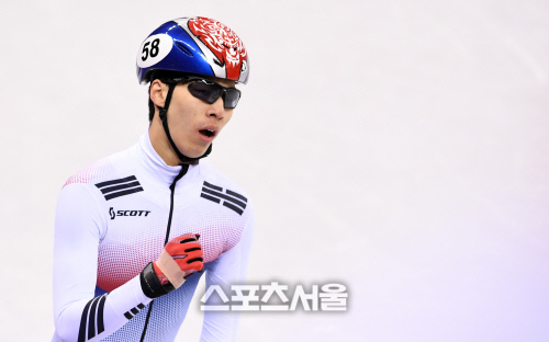 풍파 극복한 황대헌, 시즌 금빛 출발…쇼트트랙 월드컵 1차대회 500m 우승