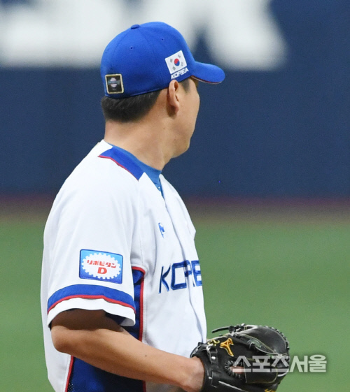 [포토] 프리미어 12 야구대표팀 왼쪽 어깨, 일본 광고