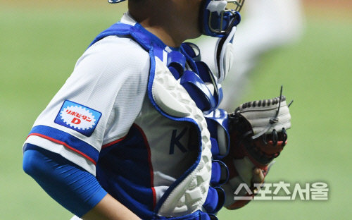 [포토] 프리미어 12 야구대표팀 왼쪽 어깨, 일본 광고