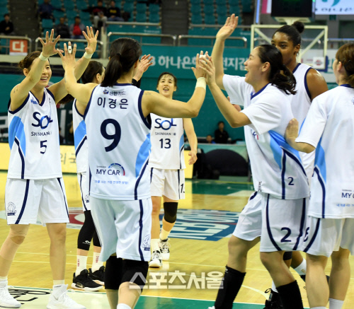 '한채진 19득점' 신한은행, BNK 누르고 1R 마침표