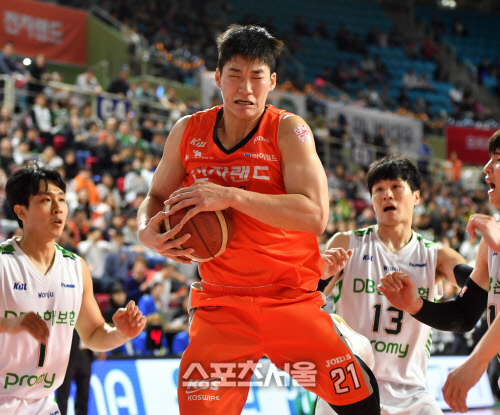 리바운드 이대헌 \'당황스럽지?\'[포토]