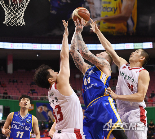 [포토] 삼성 미네라스, 앞뒤로 막힌 수비를 뚫고!