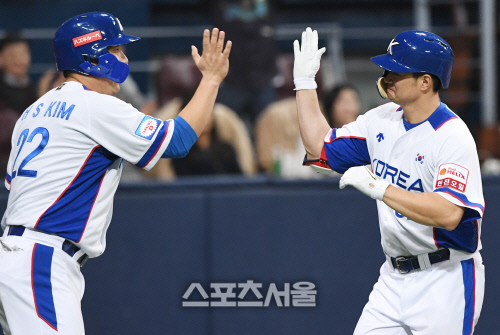 [포토] 김재환, 투런 홈런...하이파이브!