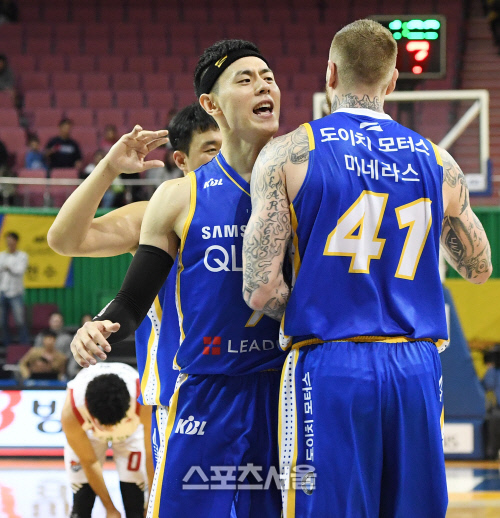 [포토] 삼성 이관희, 잘했어~~~ 미네라스!