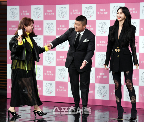 [포토] 조세호, 홍현희 에스코트하며 무대 등장