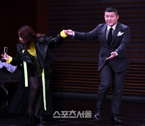 [포토] 조세호, '거울 공주' 홍현희 손잡고 등장