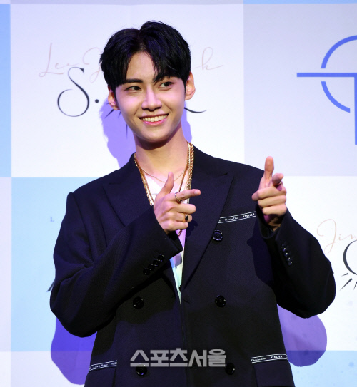 [포토] 솔로 데뷔 이진혁, 여심 저격