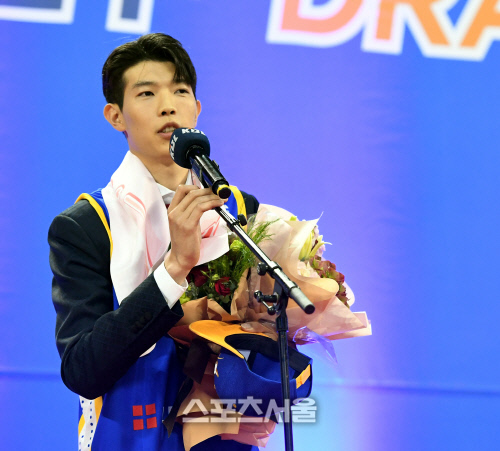 [포토] 고려대 김진영, 1R 3순위로...삼성맨!