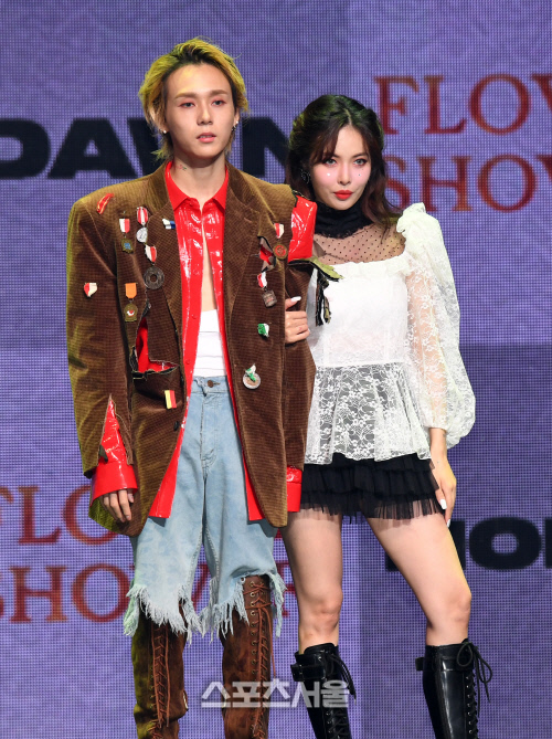 [포토]함께 쇼케이스 하는 현아-던 커플