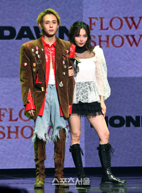 [포토]함께 쇼케이스 연 현아와 던