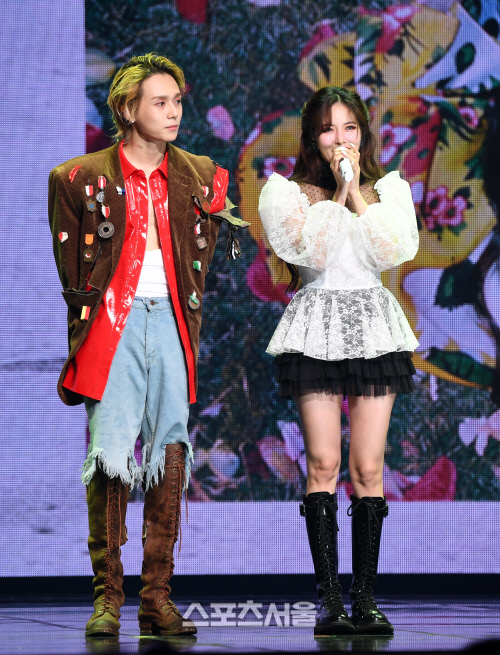 [포토]쇼케이스 인사말 하는 현아-던 커플