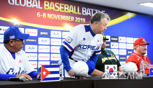 [포토] 김경문 감독, 프리미어 12 기자회견으로 인사드립니다~