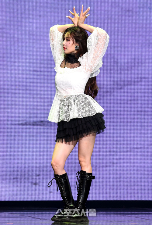 [포토]'플라워 샤워' 발표 현아, 활짝 핀 꽃!