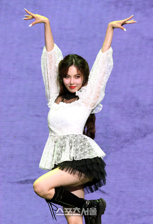 [포토]'플라워 샤워' 발표 현아, 화려한 꽃!