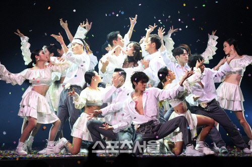 [포토]'플라워 샤워' 현아, 화려한 피날레