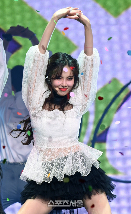 [포토]'플라워 샤워' 현아, 꽃가루 맞으며...