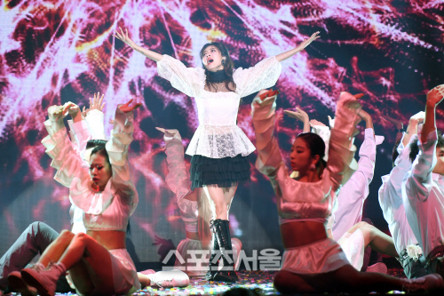 [포토]열정적인 쇼케이스 무대 선보이는 현아