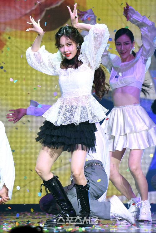 [포토]던과 함께 쇼케이스 연 현아, 이번엔 내 무대!