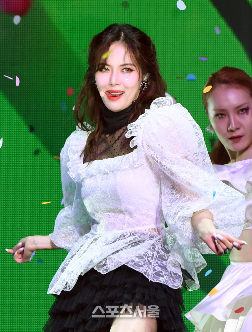 [포토]꽃가루 맞는 현아, 혀 낼름!