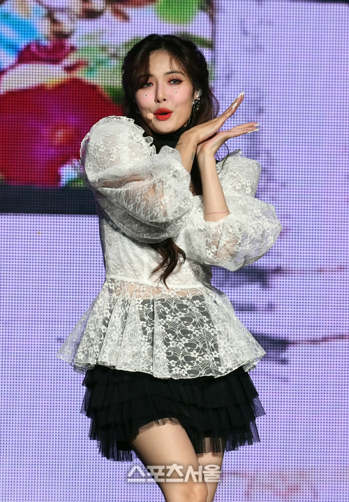 [포토]현아의 '플라워 샤워' 무대, 상큼하게!