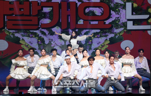 [포토]현아, 무대 꽉 채운 안무팀과 함께...