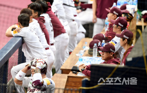 [포토] 장정석 감독 \'오늘도 지면 안되는데\'