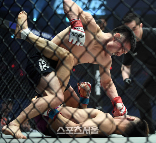 [포토]로드FC 046 장익환을 강타하는 알라텅헤이리, \'포기해!\'